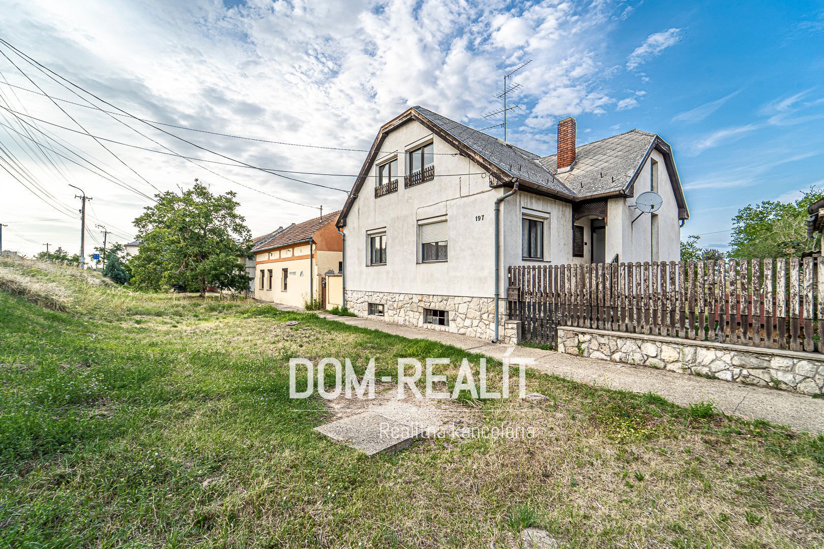 Nehnutelnost DOM-REALÍT ponúka starší rod. dom v maďarskej obci Hegyeshalom (30km od slov. hraníc)
