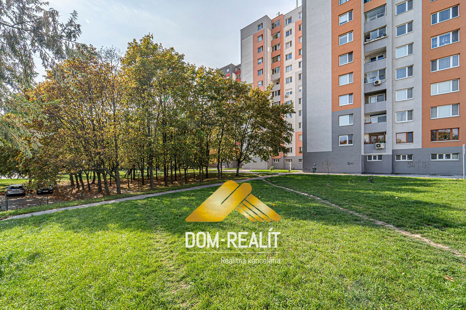 Nehnutelnost DOM-REALÍT ponúka na predaj 3 izbový byt, Petržalka, Budatínska ulica
