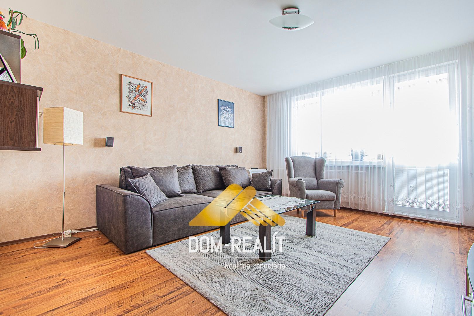 Nehnutelnost DOM-REALÍT ponúka  zrekonštruovaný 3izb byt na Jasovskej ul. v Petržalke