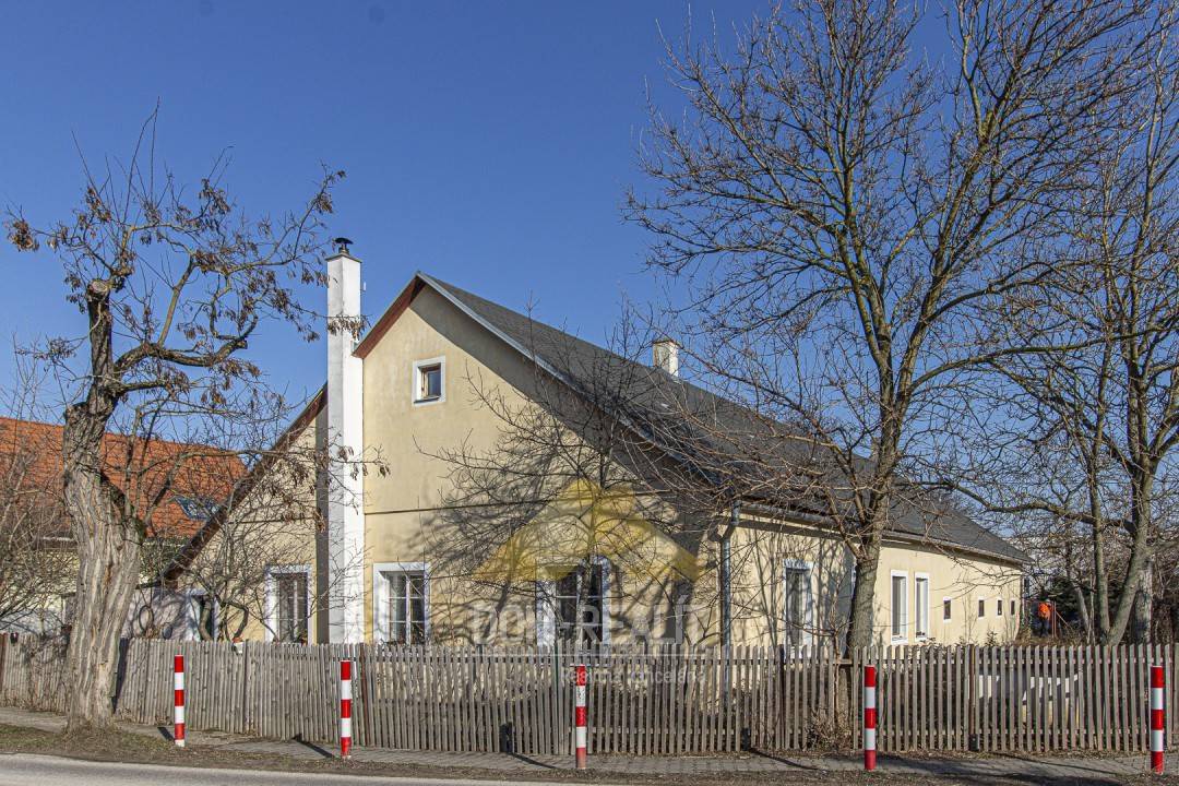 Nehnutelnost DOM-REALÍT Historický dom s dušou v strede obce Miloslavov