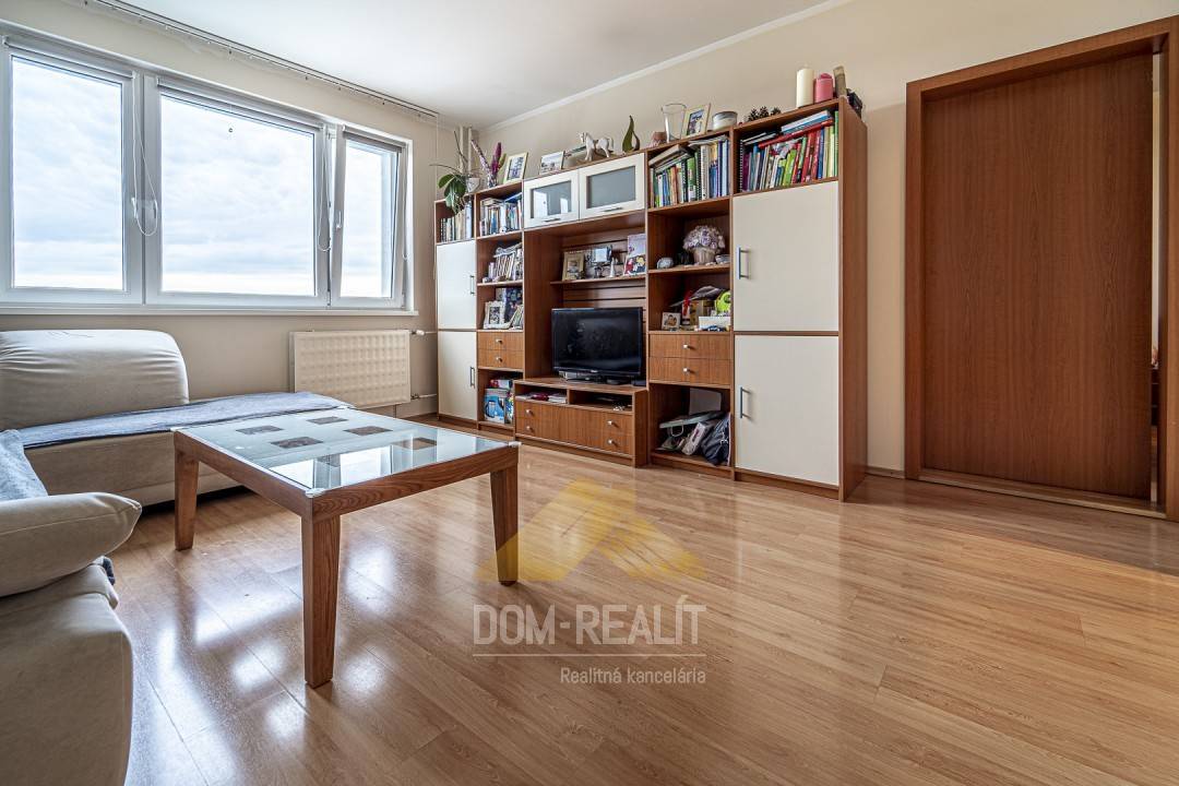 Nehnutelnost DOM-REALÍT ponúka 3 izbový  byt v  bytovom dome vo vyhľadávanej časti Pezinok na ulici L. Novomestkeho