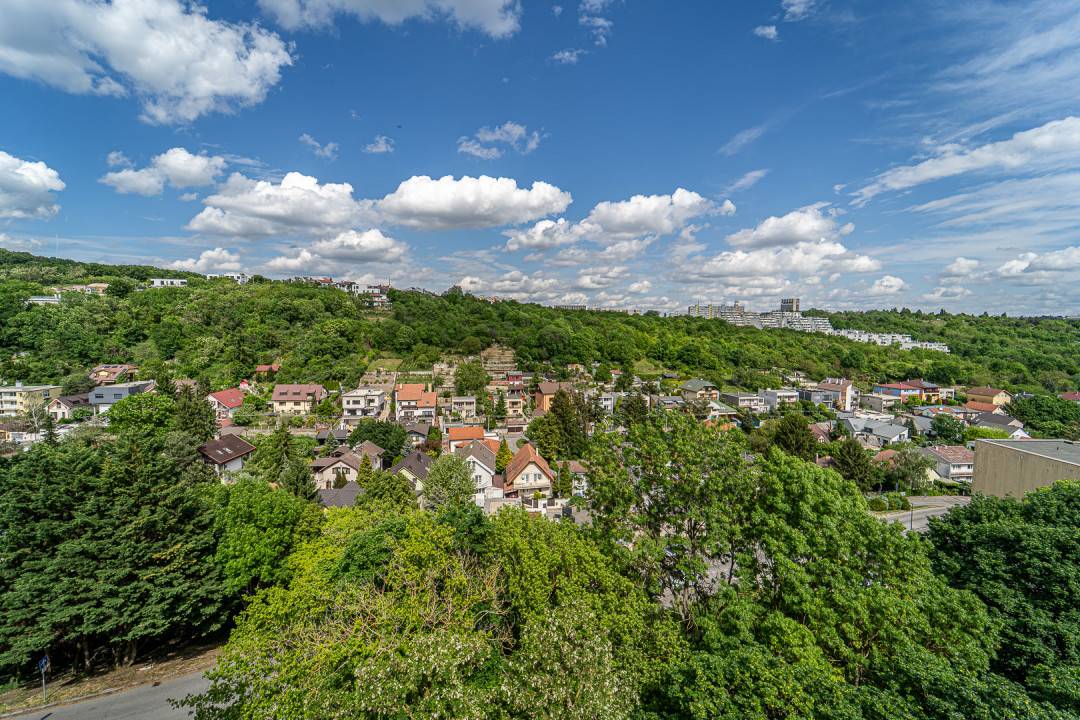 Nehnuteľnosť DOM-REALÍT,-  ponúka 5 izbový byt s výhľadom