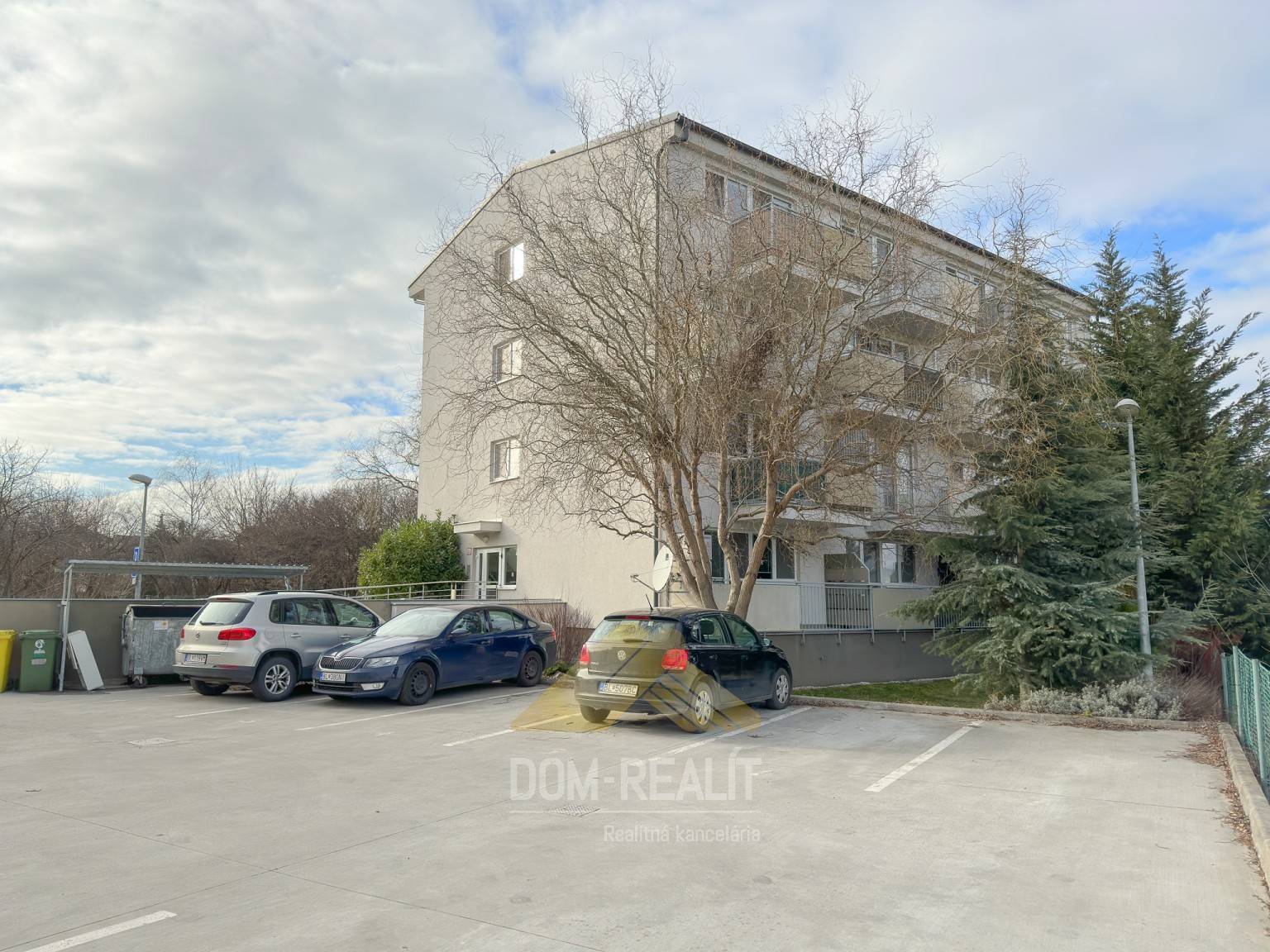 Nehnutelnost DOM-REALÍT ponúka na predaj Garzonku s loggiou Na pasekách, časť Rača
