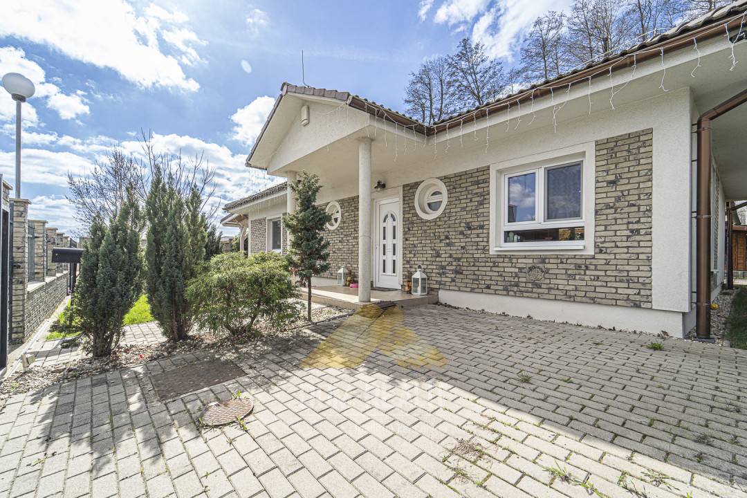 Nehnutelnost DOM-REALÍT ponúka  na predaj príjemný 3,5 izbový dom v žiadanej lokalite v Pezinku.