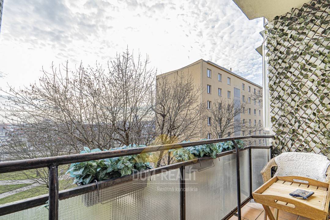 Nehnutelnost DOM-REALÍT ponúka príjemný  2,5 izbový byt na Martinčekovej ulici