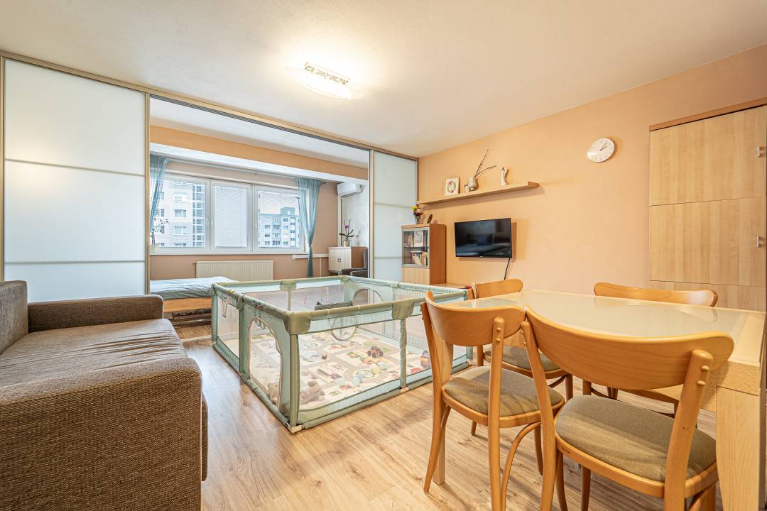 Nehnuteľnosť DOM-REALÍT,-  veľký 54m2, zariadený byt v žiadanej lokalite